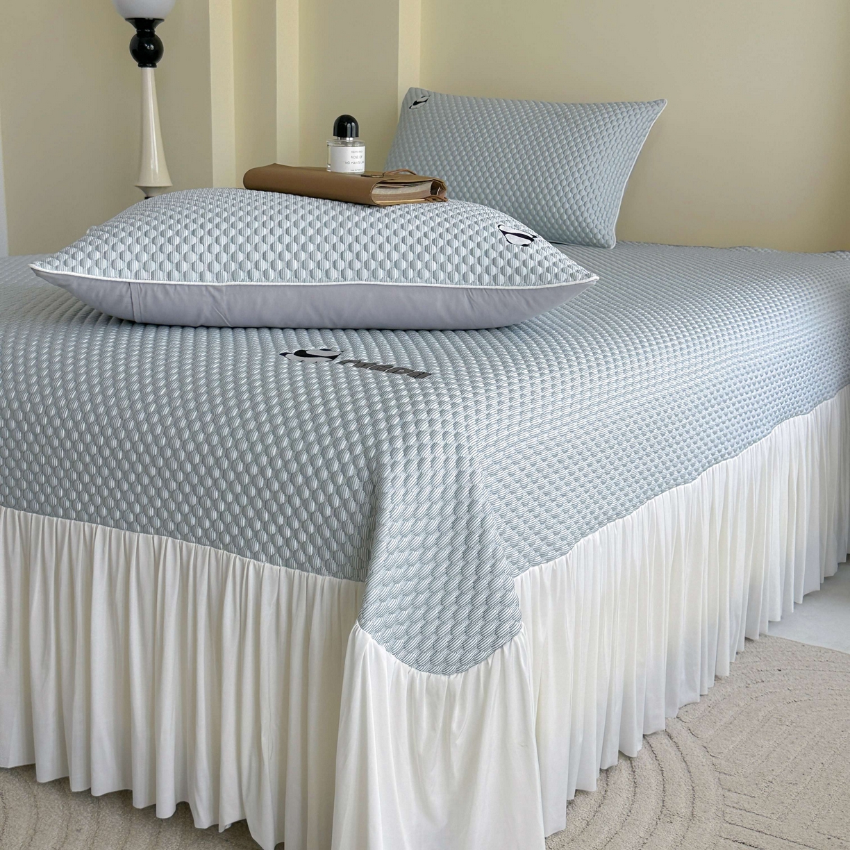 91家纺网 家纺一手货源 找家纺 禧禾 2026新款高冰感豆豆太空席 潘达蓝-床裙款