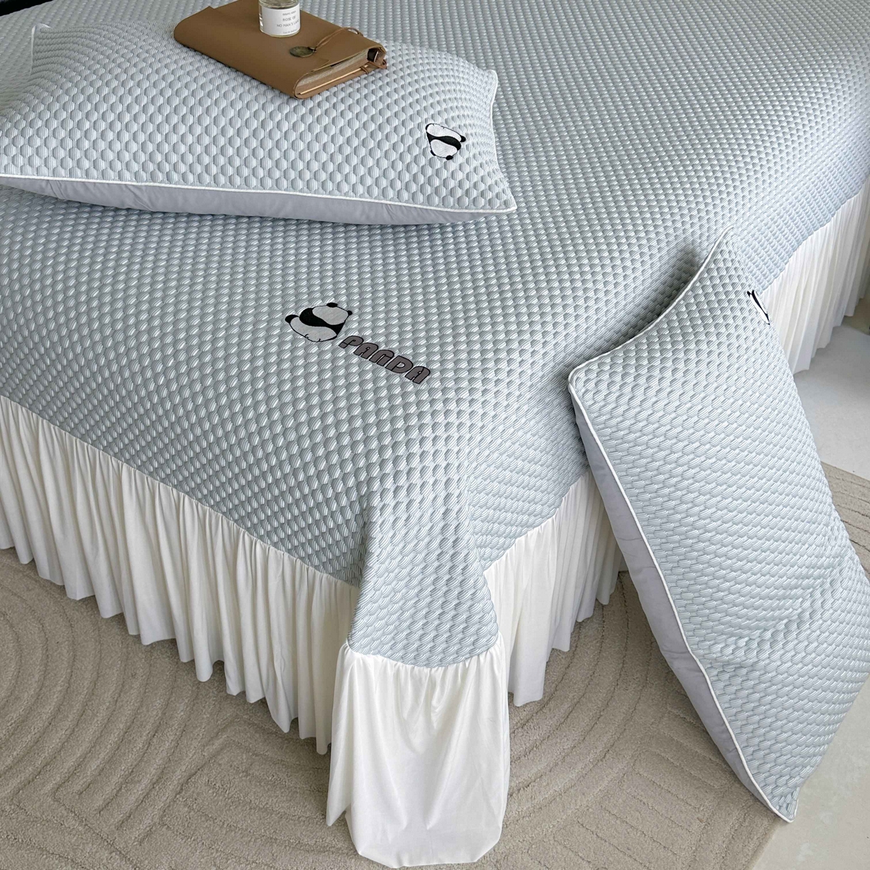 91家纺网 家纺一手货源 找家纺 禧禾 2026新款高冰感豆豆太空席 潘达蓝-床裙款