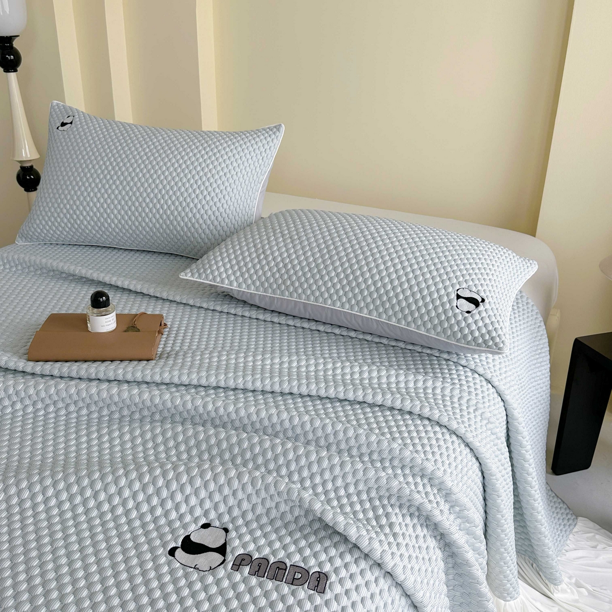 91家纺网 家纺一手货源 找家纺 禧禾 2026新款高冰感豆豆太空席 潘达蓝-床裙款