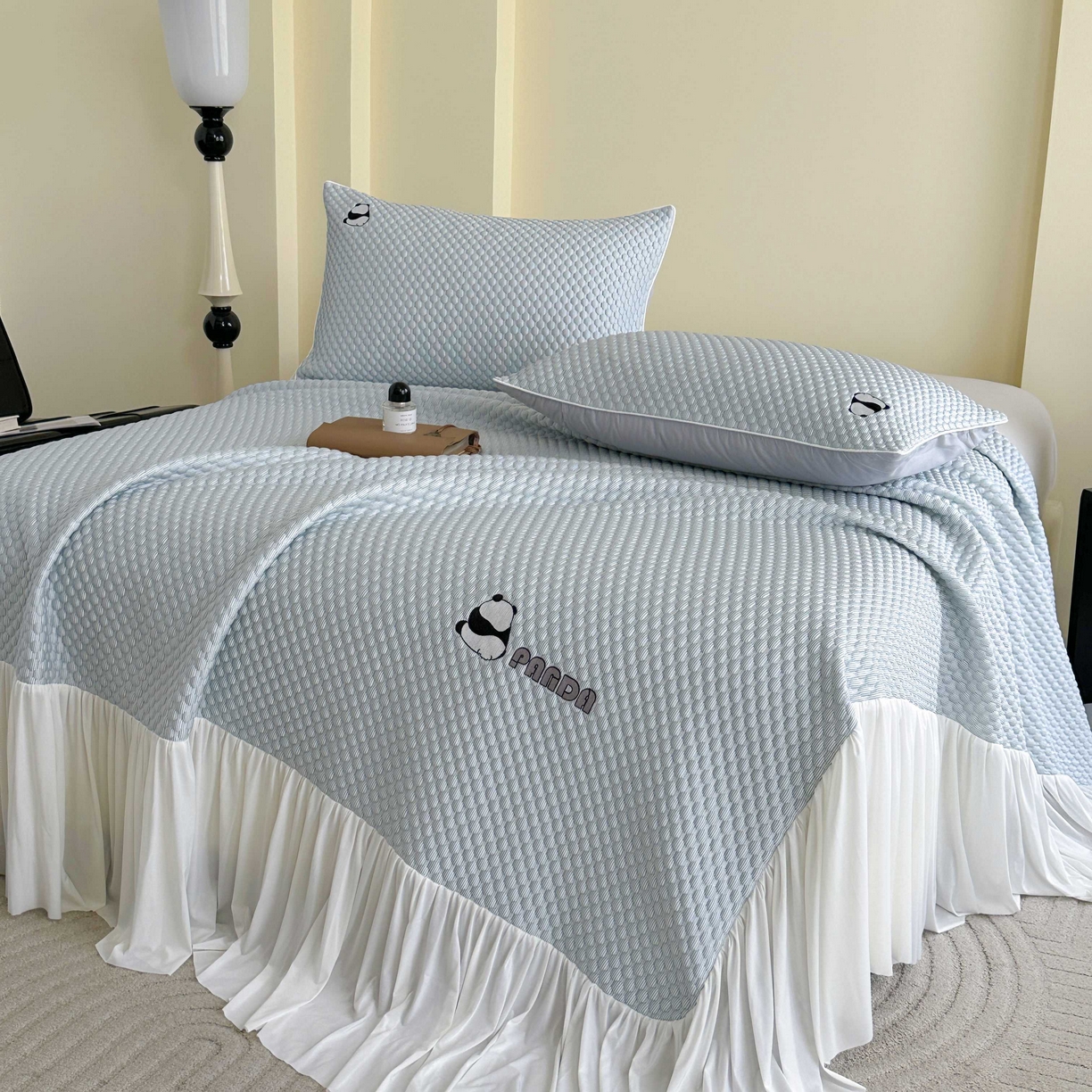 91家纺网 家纺一手货源 找家纺 禧禾 2026新款高冰感豆豆太空席 潘达蓝-床裙款