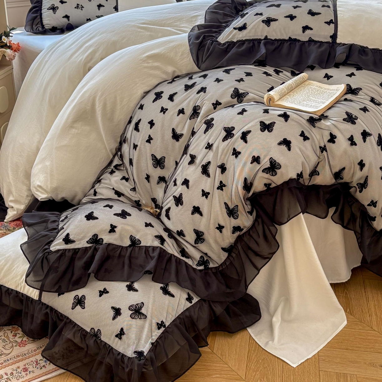 91家纺网 家纺一手货源 找家纺 （总）韩秀家纺 2026法式超柔水洗棉蕾丝花边床裙四件套工艺款床罩床笠款皱皱纱云朵棉四件套-蝴蝶梦境