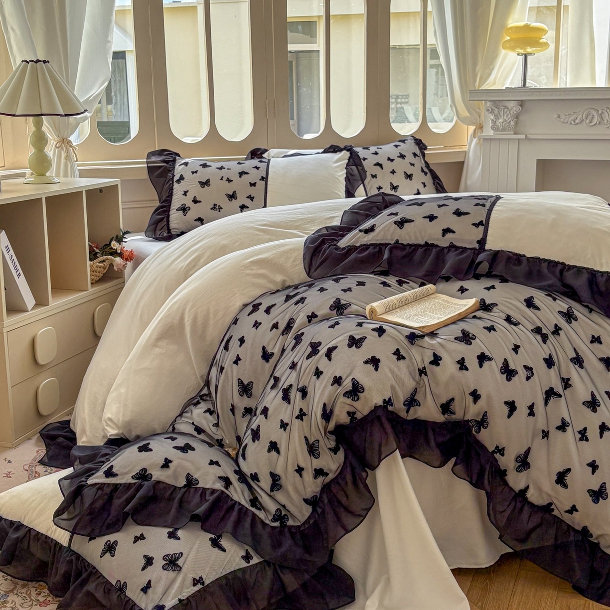 91家纺网 家纺一手货源 找家纺 （总）韩秀家纺 2026法式超柔水洗棉蕾丝花边床裙四件套工艺款床罩床笠款皱皱纱云朵棉四件套-蝴蝶梦境