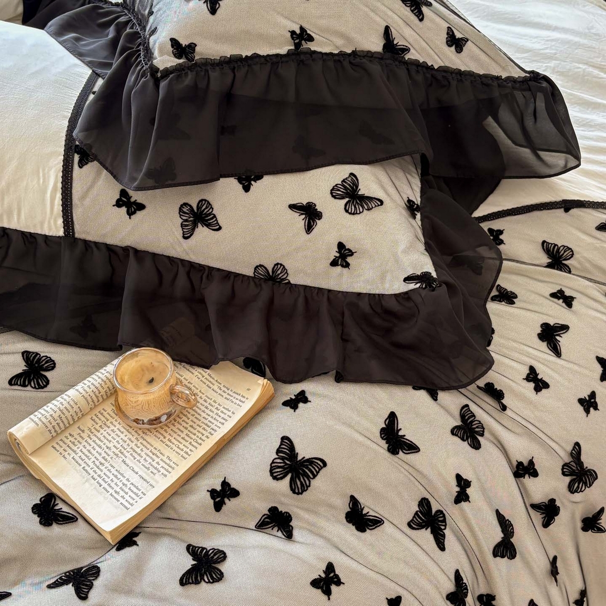 91家纺网 家纺一手货源 找家纺 （总）韩秀家纺 2026法式超柔水洗棉蕾丝花边床裙四件套工艺款床罩床笠款皱皱纱云朵棉四件套-蝴蝶梦境