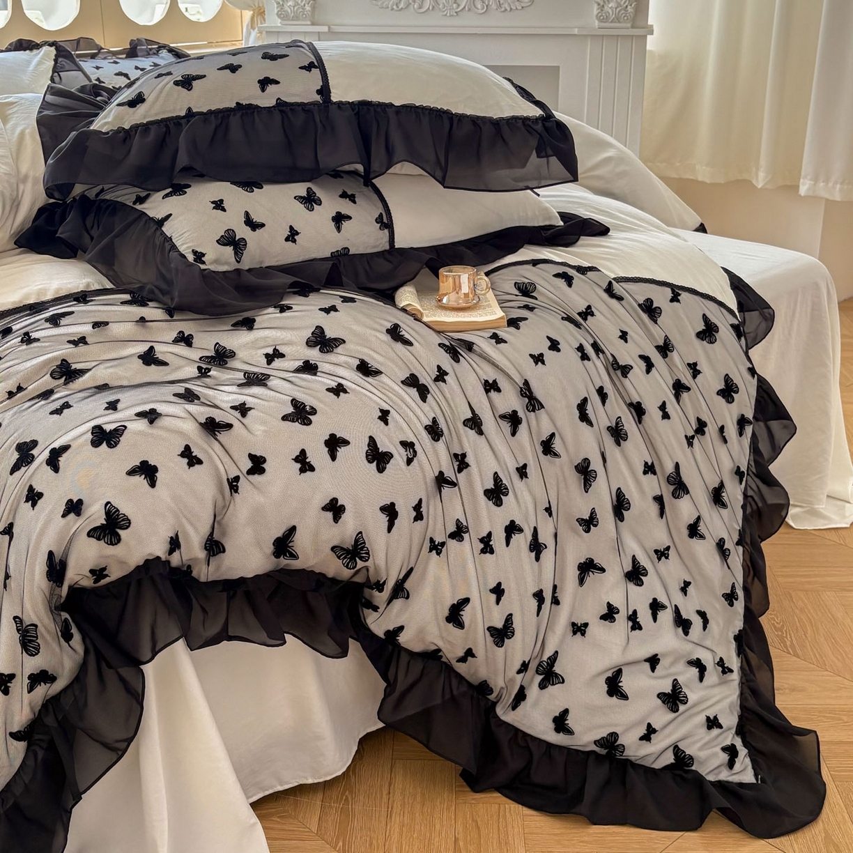 91家纺网 家纺一手货源 找家纺 （总）韩秀家纺 2026法式超柔水洗棉蕾丝花边床裙四件套工艺款床罩床笠款皱皱纱云朵棉四件套-蝴蝶梦境