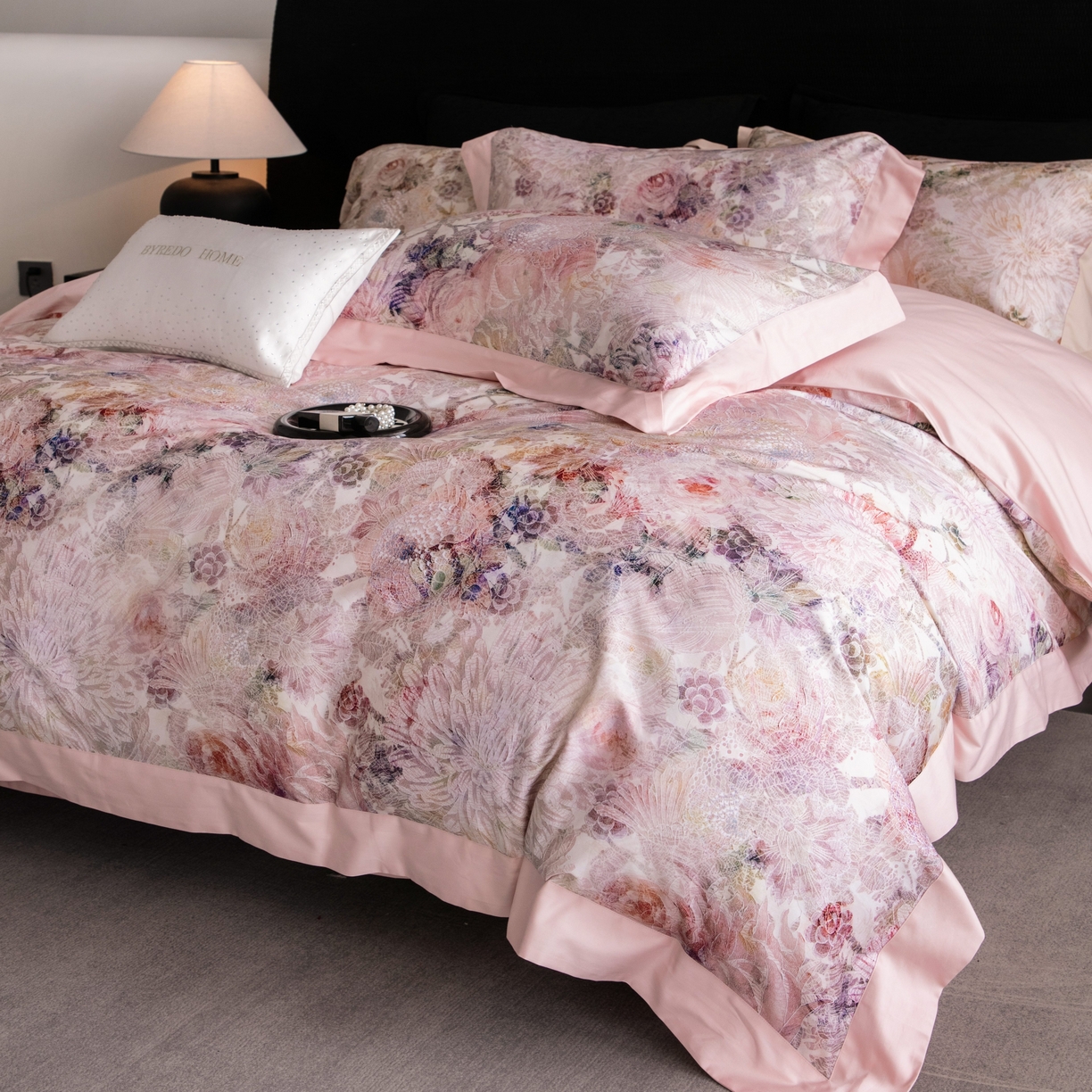 91家纺网 家纺一手货源 找家纺 （总）馨蕊家居 2026新款100S澳棉全棉纯棉数码印花四件套-朵涵