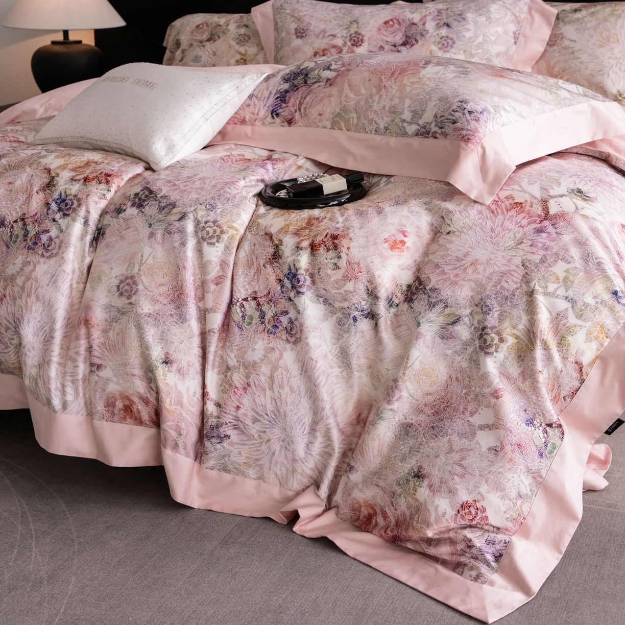 91家纺网 家纺一手货源 找家纺 （总）馨蕊家居 2026新款100S澳棉全棉纯棉数码印花四件套-朵涵