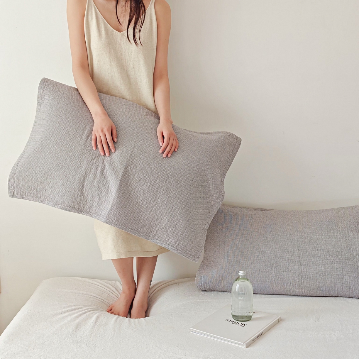 91家纺网 家纺一手货源 找家纺 沐瑟家纺 2026新款无印风格子款枕巾 米格-浅灰