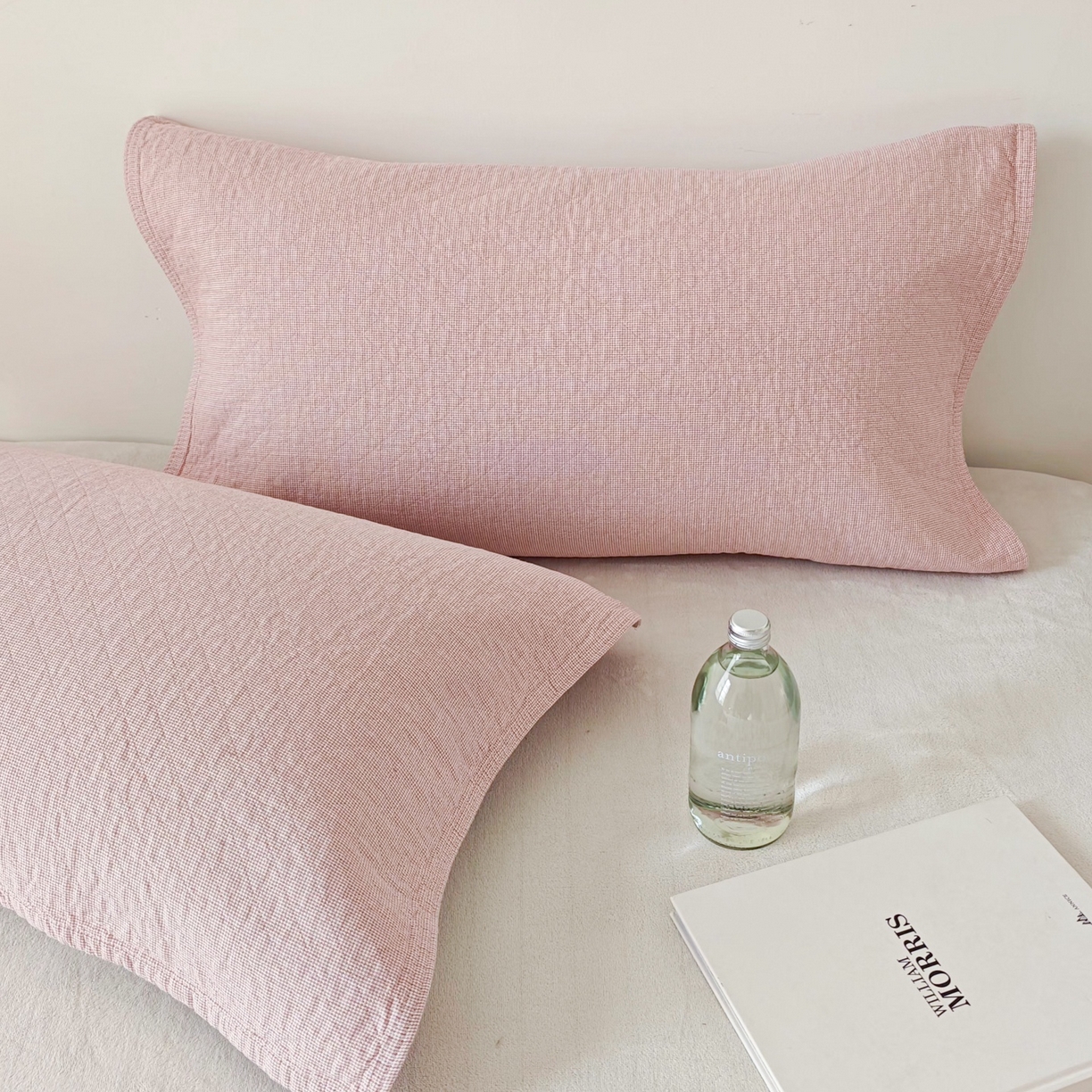 91家纺网 家纺一手货源 找家纺 沐瑟家纺 2026新款无印风格子款枕巾 米格-粉色