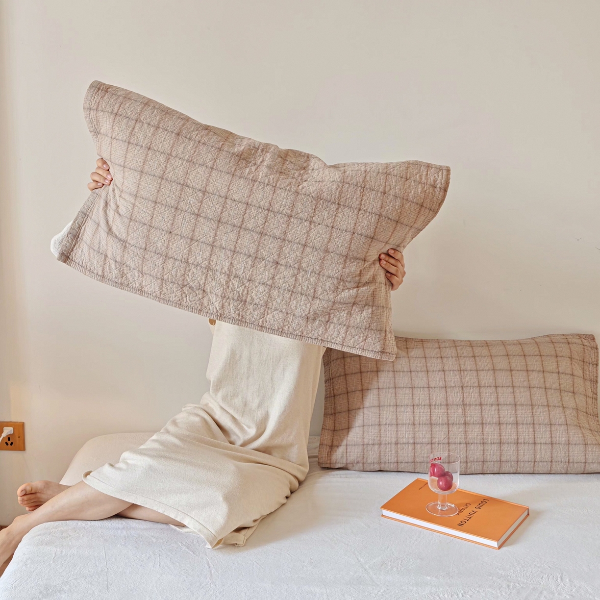 91家纺网 家纺一手货源 找家纺 沐瑟家纺 2026新款无印风格子款枕巾 芸柚-浅咖