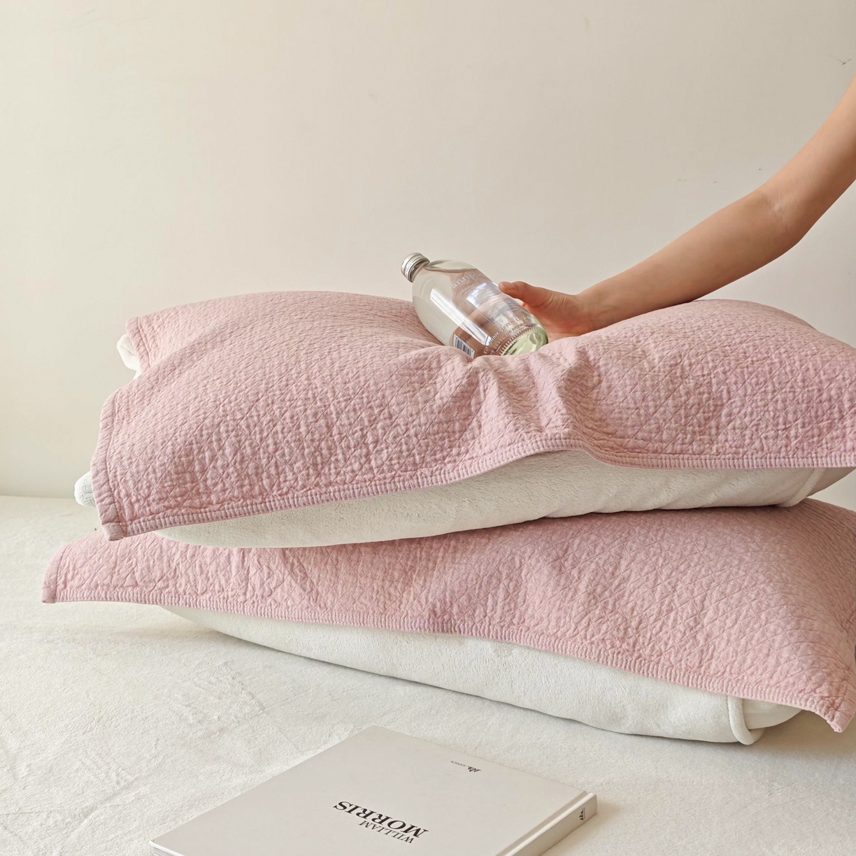 91家纺网 家纺一手货源 找家纺 沐瑟家纺 2026新款无印风格子款枕巾 素格-粉色