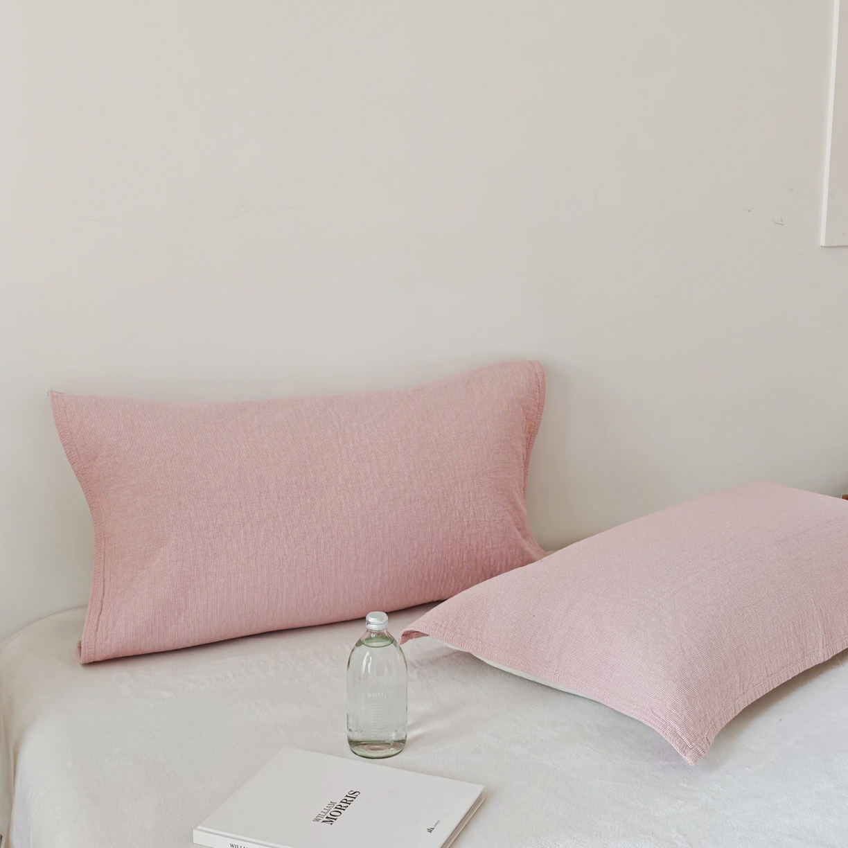 91家纺网 家纺一手货源 找家纺 沐瑟家纺 2026新款无印风格子款枕巾 米格-粉色