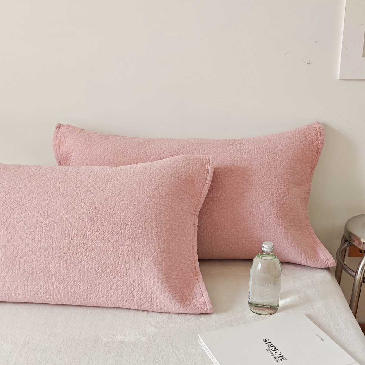 91家纺网 家纺一手货源 找家纺 沐瑟家纺 2026新款无印风格子款枕巾 素格-粉色