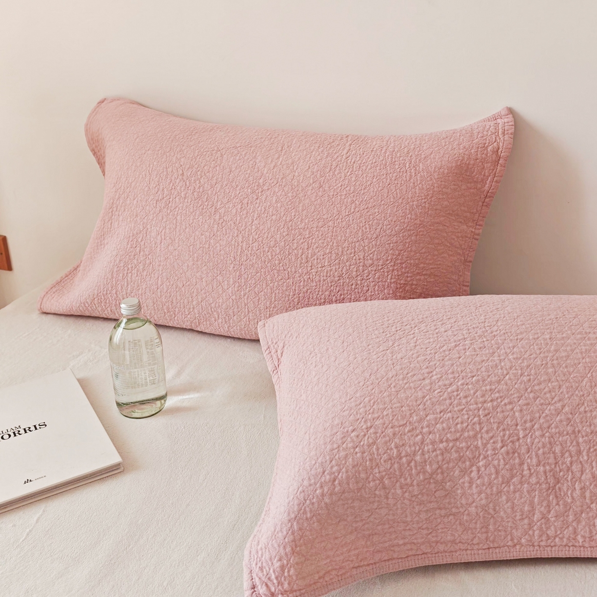 91家纺网 家纺一手货源 找家纺 沐瑟家纺 2026新款无印风格子款枕巾 素格-粉色