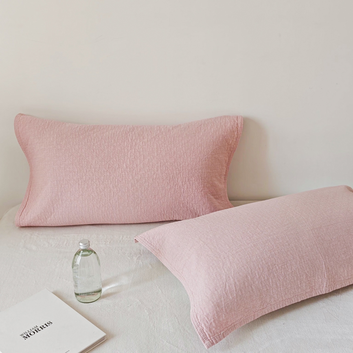 91家纺网 家纺一手货源 找家纺 沐瑟家纺 2026新款无印风格子款枕巾 米格-粉色