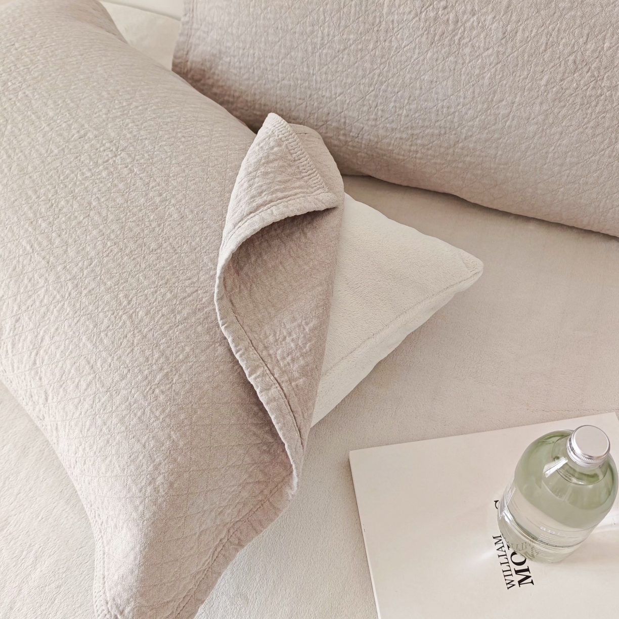 91家纺网 家纺一手货源 找家纺 沐瑟家纺 2026新款无印风格子款枕巾 素格-浅咖