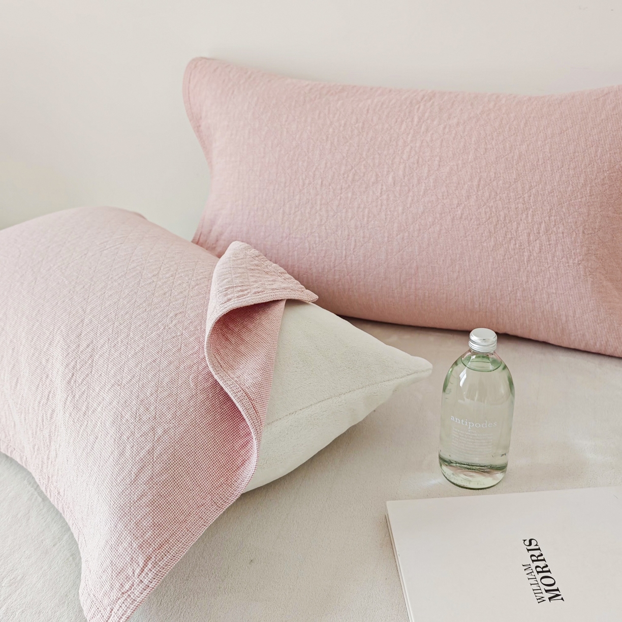 91家纺网 家纺一手货源 找家纺 沐瑟家纺 2026新款无印风格子款枕巾 米格-粉色