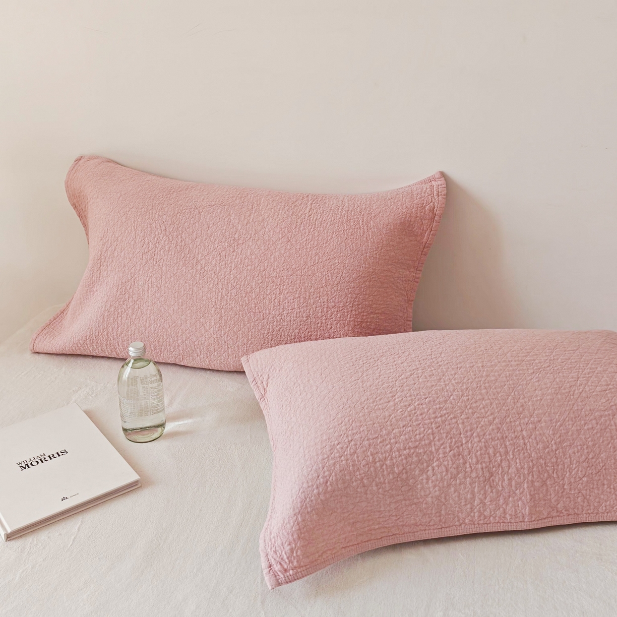 91家纺网 家纺一手货源 找家纺 沐瑟家纺 2026新款无印风格子款枕巾 素格-粉色