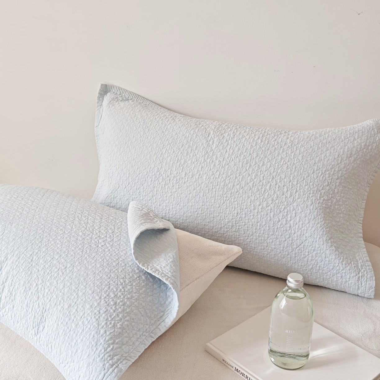 91家纺网 家纺一手货源 找家纺 沐瑟家纺 2026新款无印风格子款枕巾 素格-浅蓝