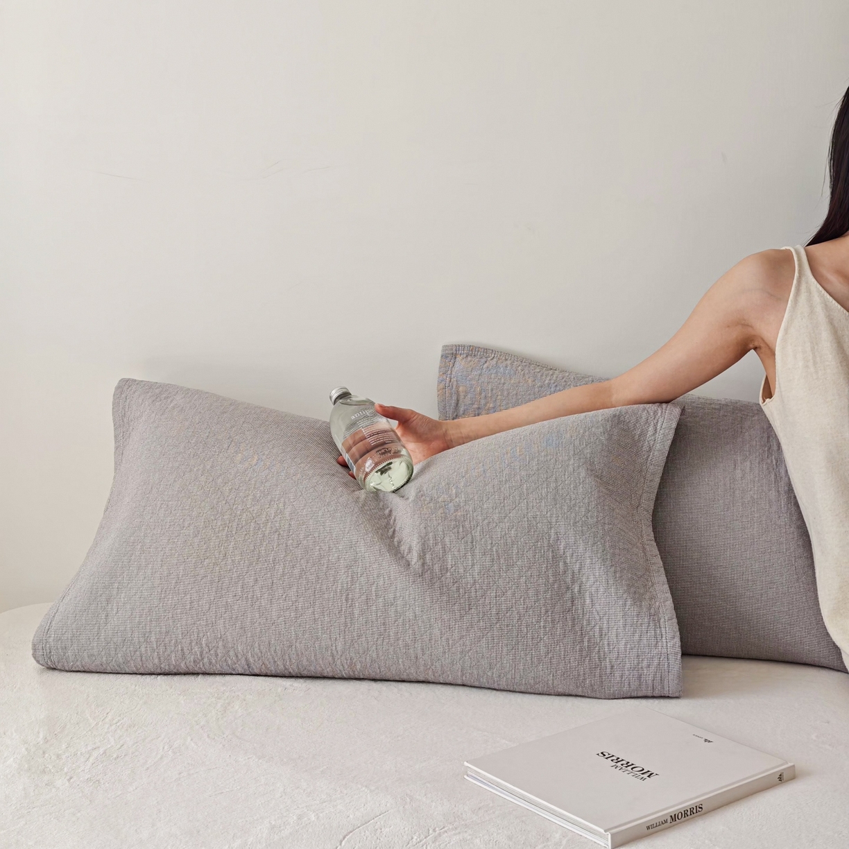 91家纺网 家纺一手货源 找家纺 沐瑟家纺 2026新款无印风格子款枕巾 米格-浅灰