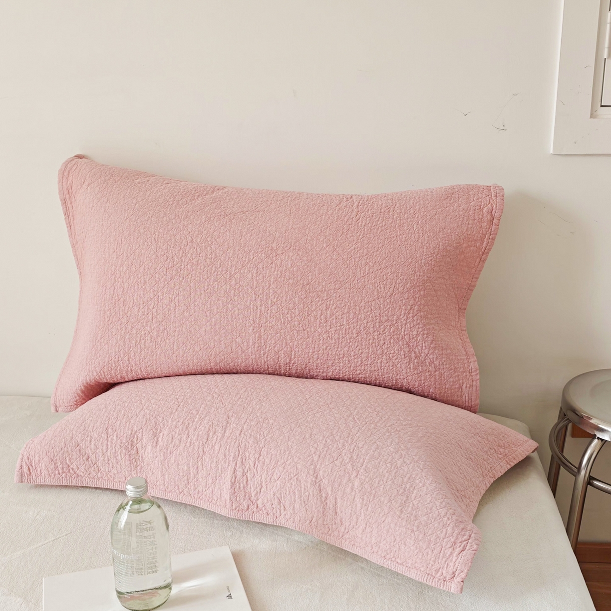 91家纺网 家纺一手货源 找家纺 沐瑟家纺 2026新款无印风格子款枕巾 素格-粉色