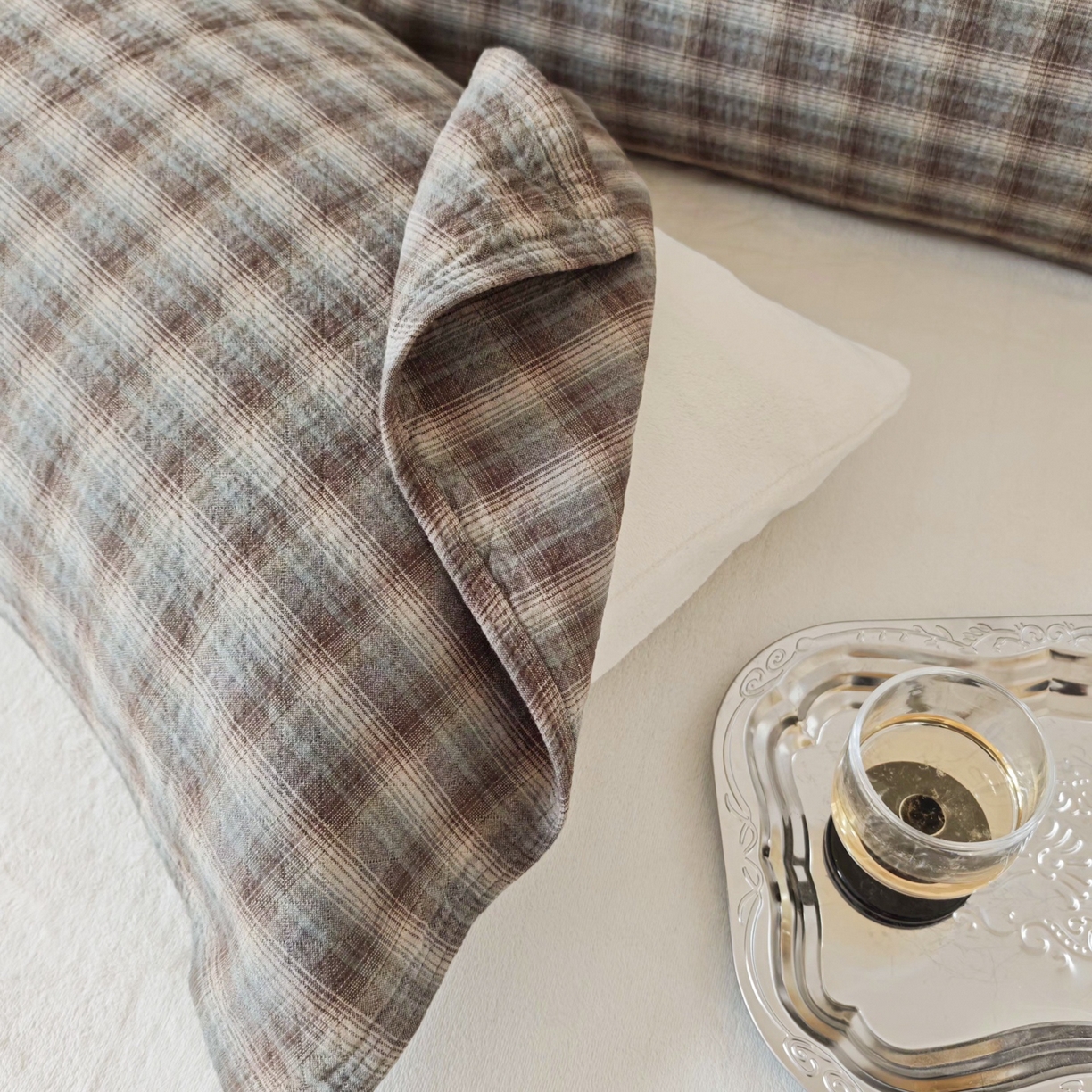 91家纺网 家纺一手货源 找家纺 沐瑟家纺 2026新款无印风格子款枕巾 芸柚-深灰