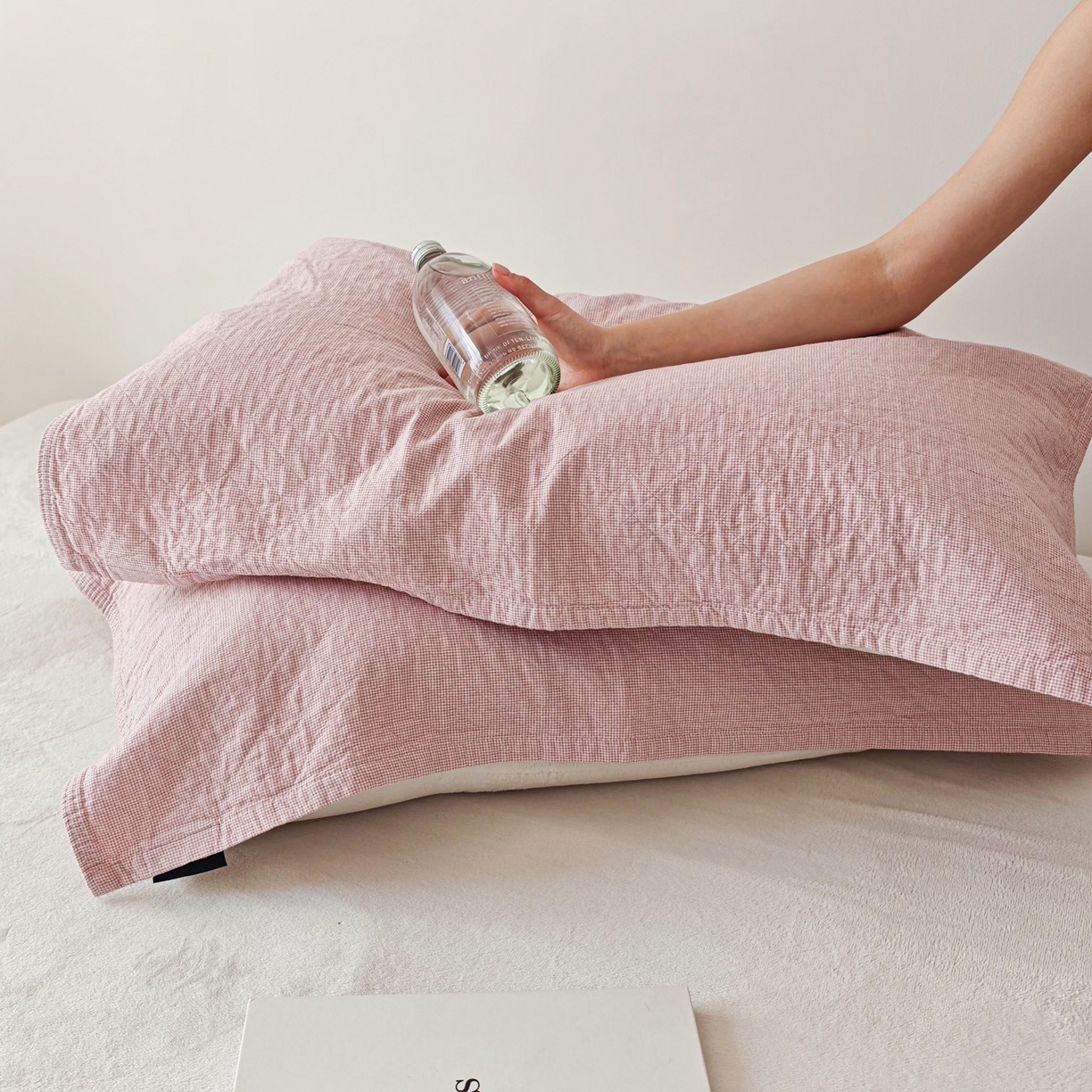 91家纺网 家纺一手货源 找家纺 沐瑟家纺 2026新款无印风格子款枕巾 米格-粉色