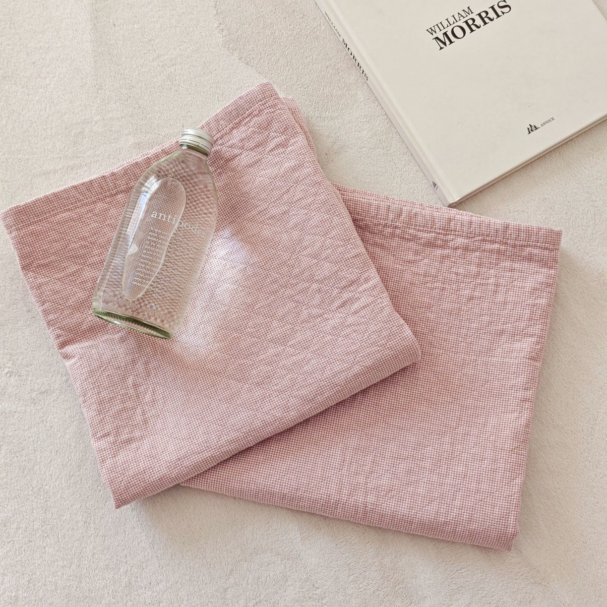 91家纺网 家纺一手货源 找家纺 沐瑟家纺 2026新款无印风格子款枕巾 米格-粉色