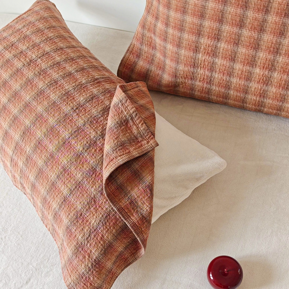 91家纺网 家纺一手货源 找家纺 沐瑟家纺 2026新款无印风格子款枕巾 芸柚-粉色