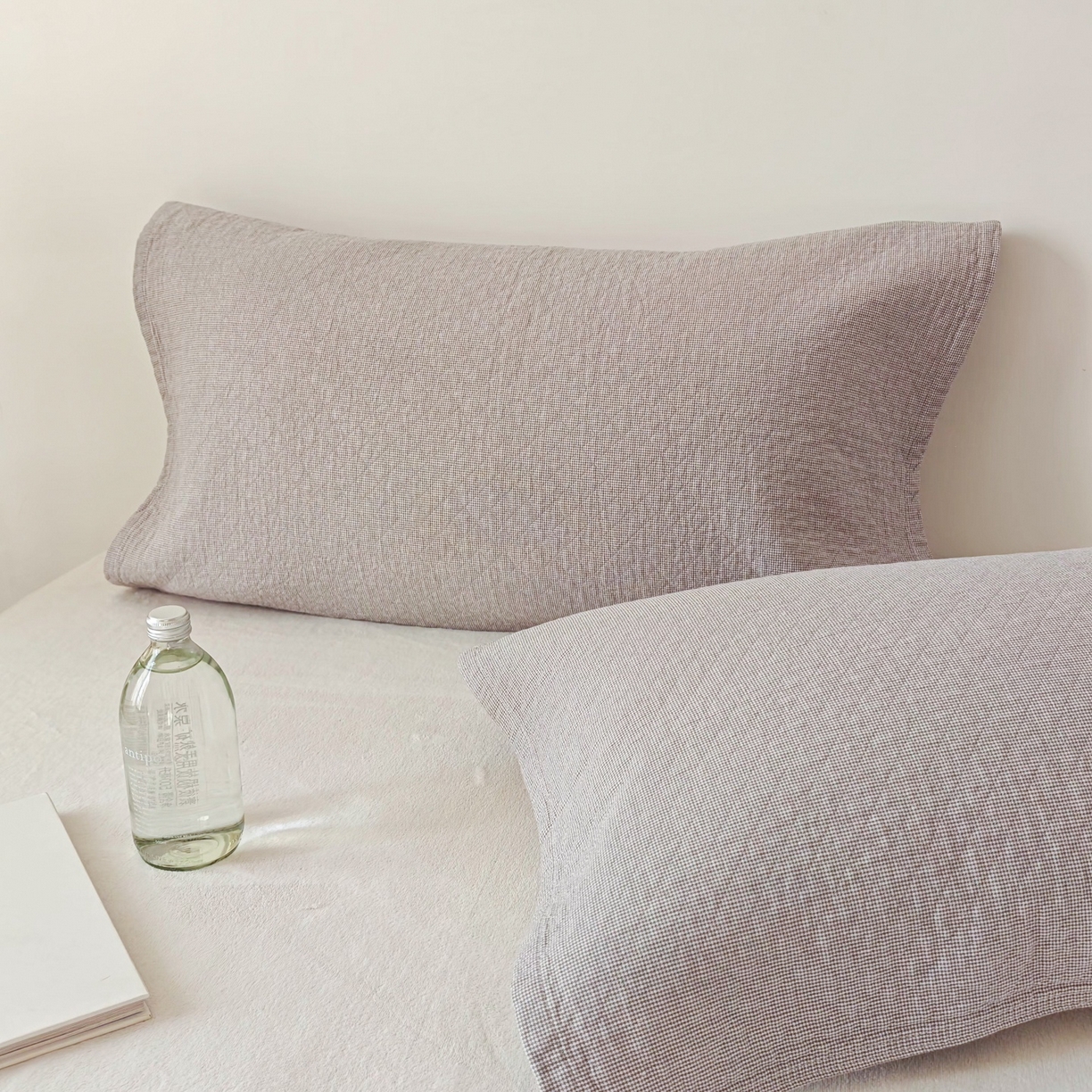 91家纺网 家纺一手货源 找家纺 沐瑟家纺 2026新款无印风格子款枕巾 米格-浅灰