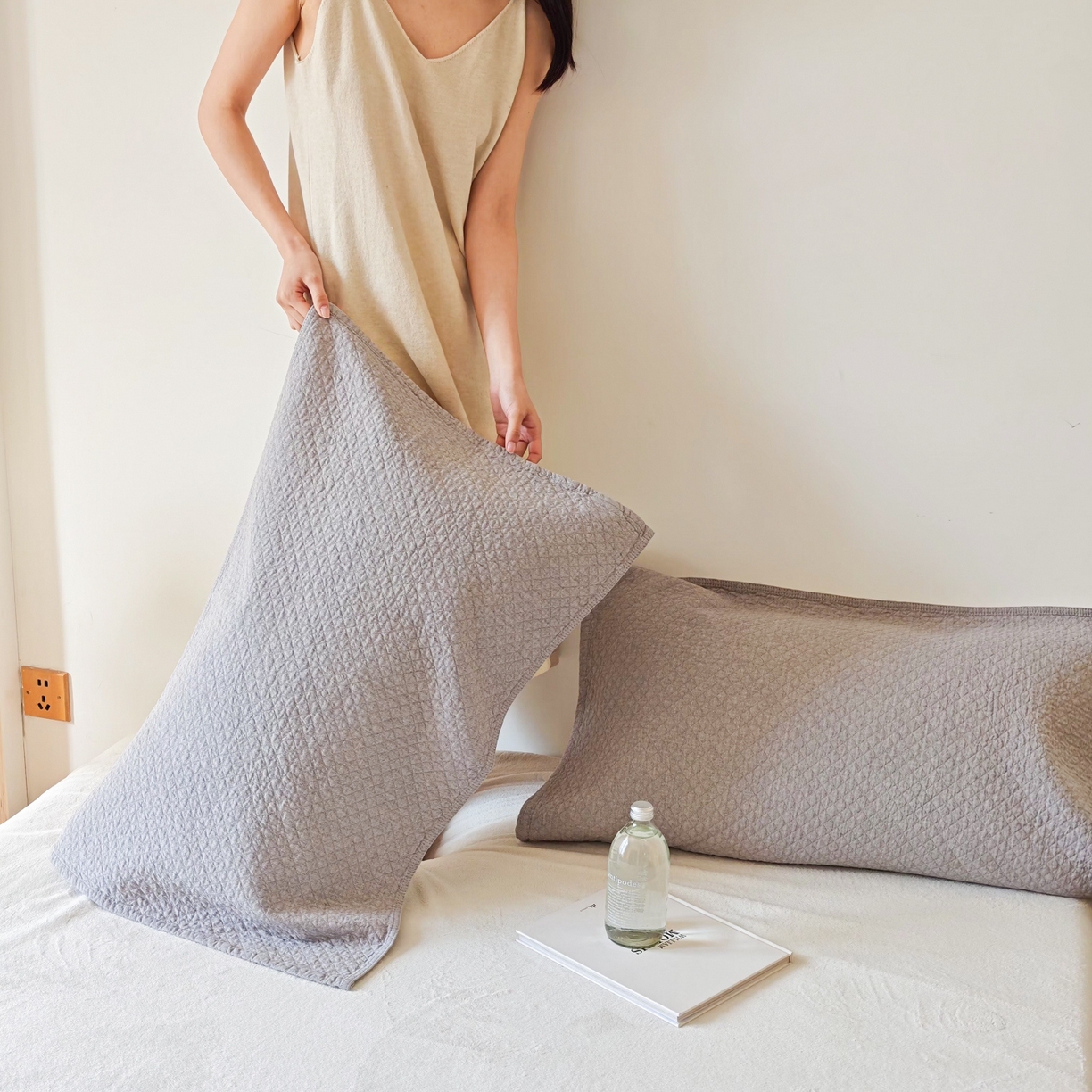 91家纺网 家纺一手货源 找家纺 沐瑟家纺 2026新款无印风格子款枕巾 素格-灰色