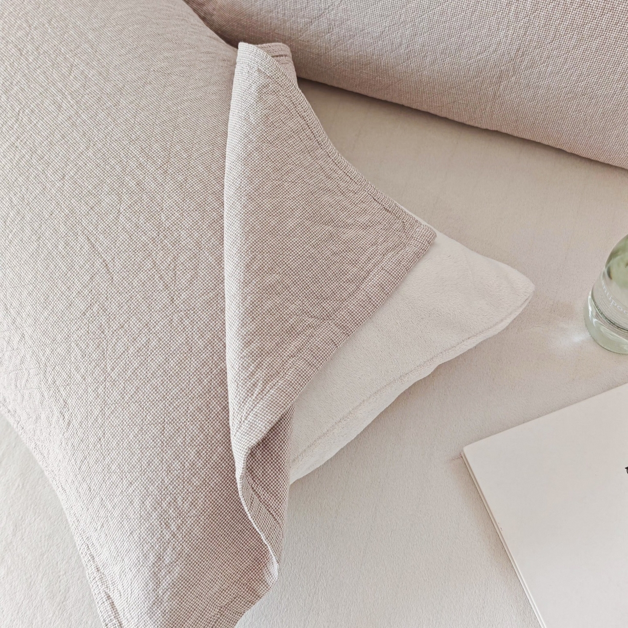 91家纺网 家纺一手货源 找家纺 沐瑟家纺 2026新款无印风格子款枕巾 米格-浅咖