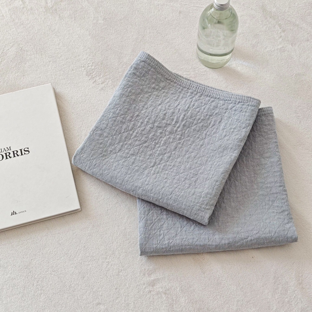 91家纺网 家纺一手货源 找家纺 沐瑟家纺 2026新款无印风格子款枕巾 米格-浅蓝