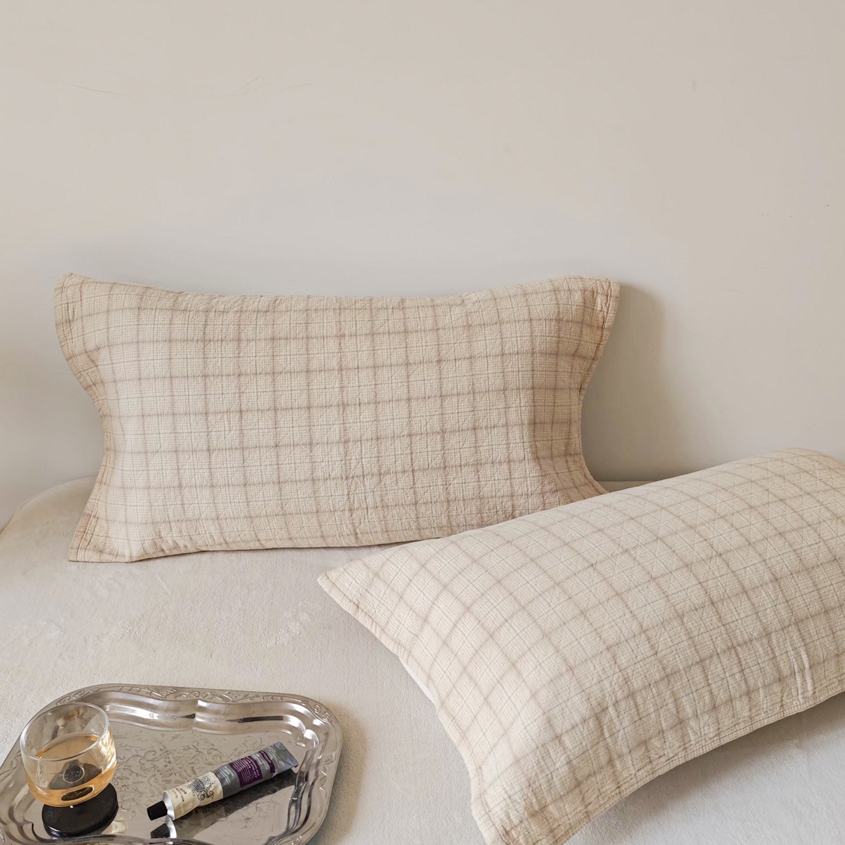 91家纺网 家纺一手货源 找家纺 沐瑟家纺 2026新款无印风格子款枕巾 芸柚-米白