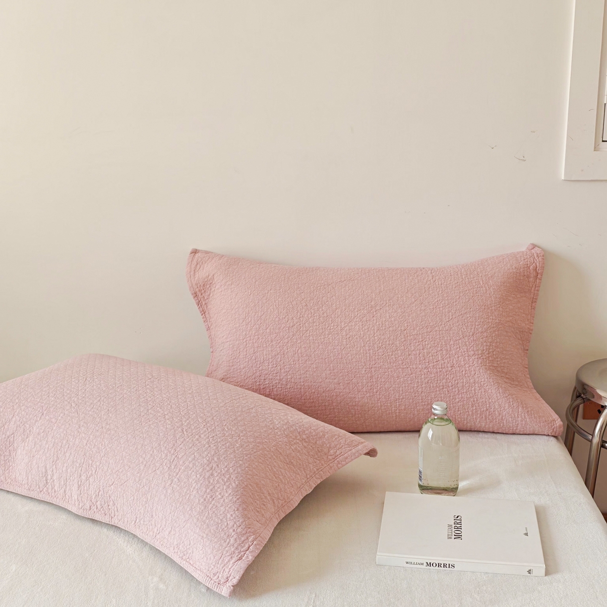 91家纺网 家纺一手货源 找家纺 沐瑟家纺 2026新款无印风格子款枕巾 素格-粉色