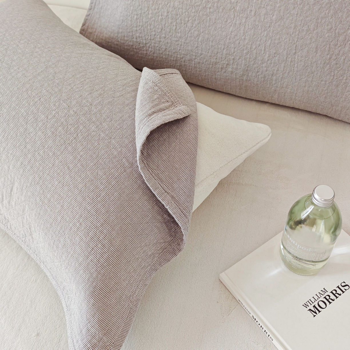 91家纺网 家纺一手货源 找家纺 沐瑟家纺 2026新款无印风格子款枕巾 米格-浅灰