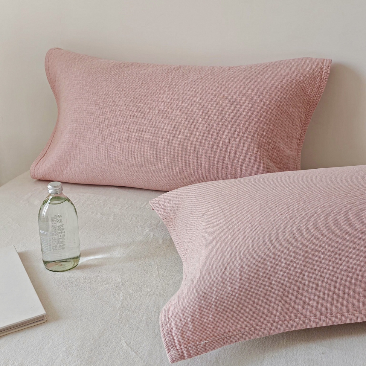 91家纺网 家纺一手货源 找家纺 沐瑟家纺 2026新款无印风格子款枕巾 米格-粉色