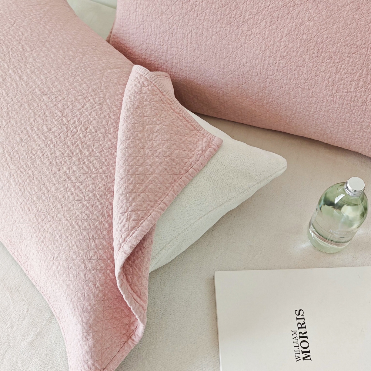 91家纺网 家纺一手货源 找家纺 沐瑟家纺 2026新款无印风格子款枕巾 素格-粉色