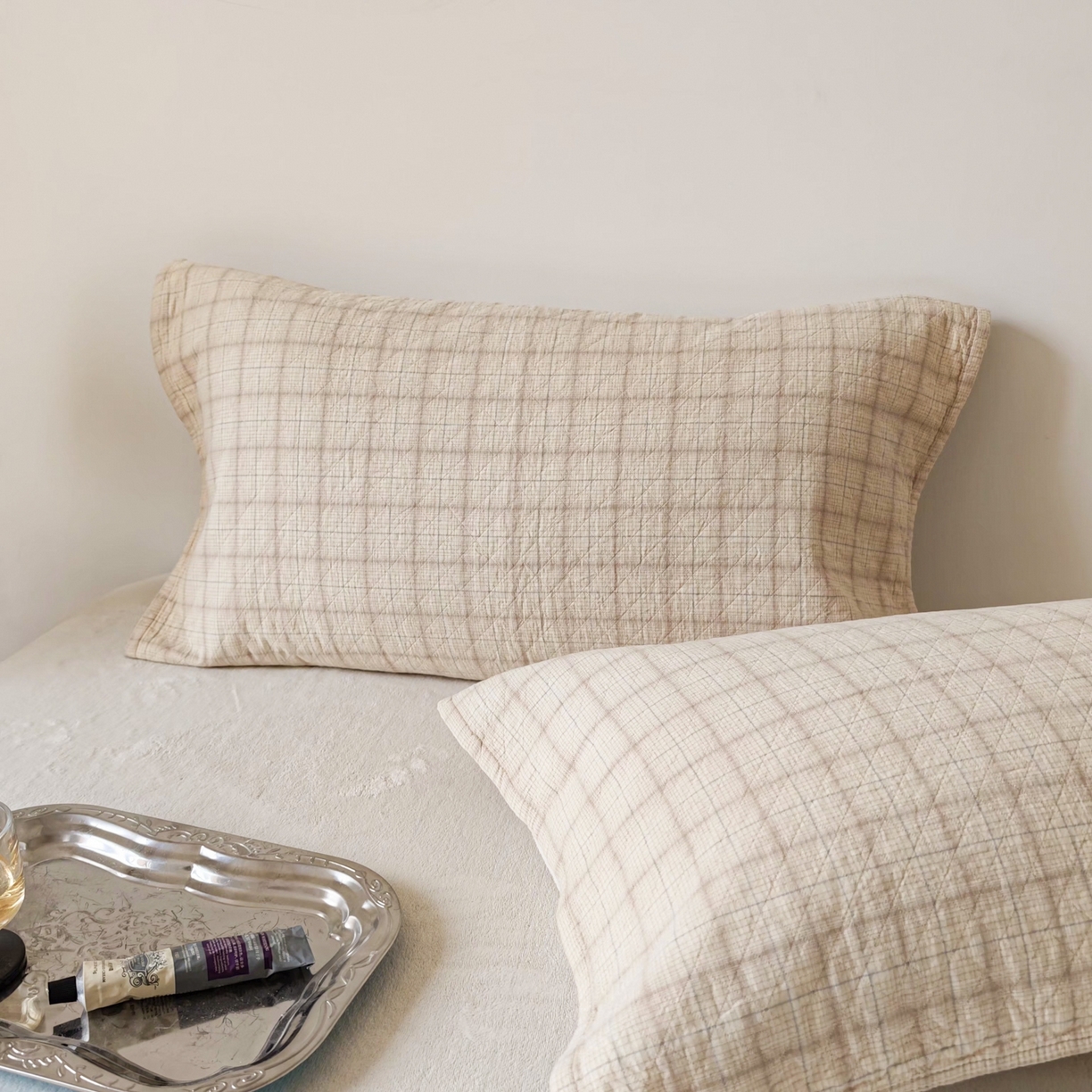 91家纺网 家纺一手货源 找家纺 沐瑟家纺 2026新款无印风格子款枕巾 芸柚-米白