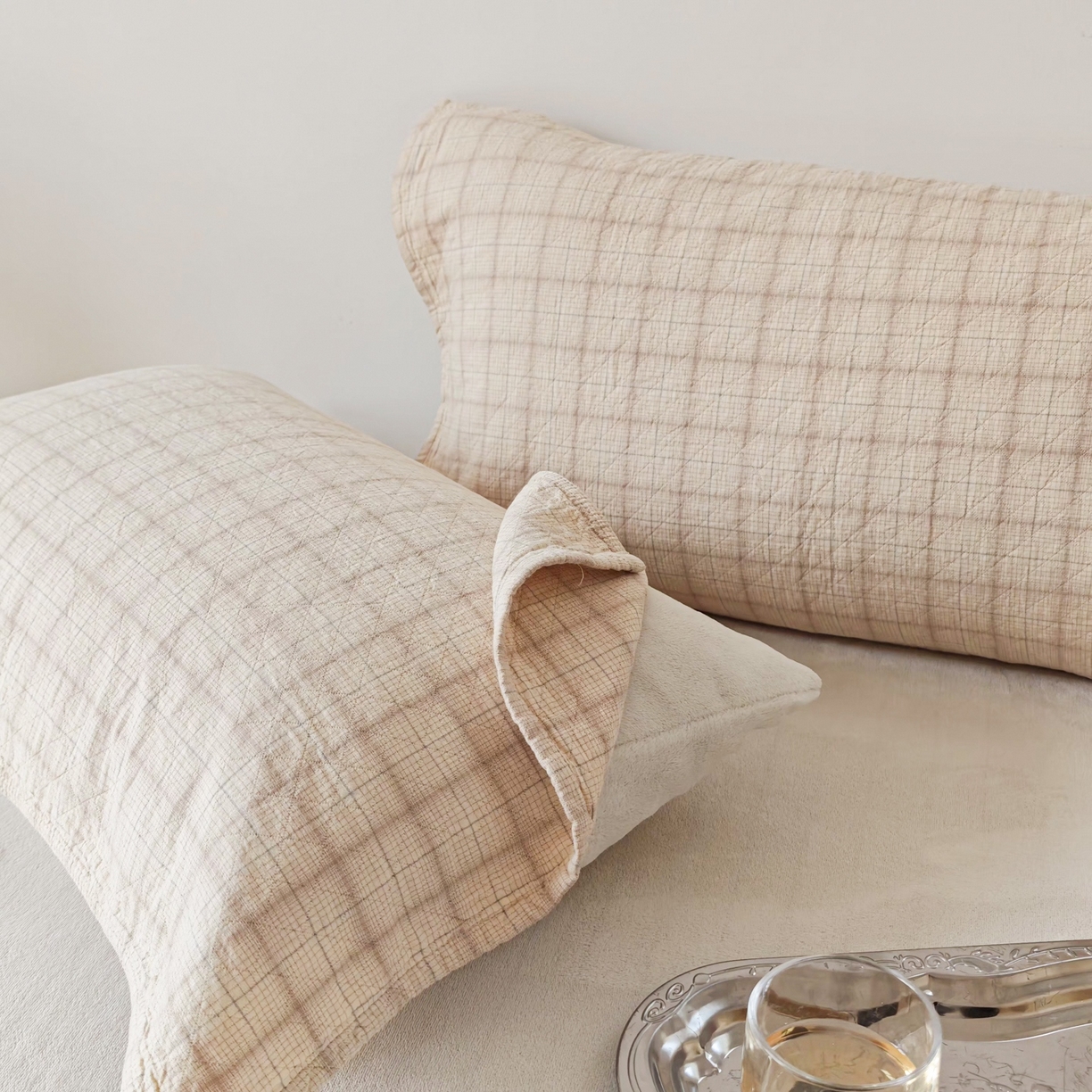 91家纺网 家纺一手货源 找家纺 沐瑟家纺 2026新款无印风格子款枕巾 芸柚-米白