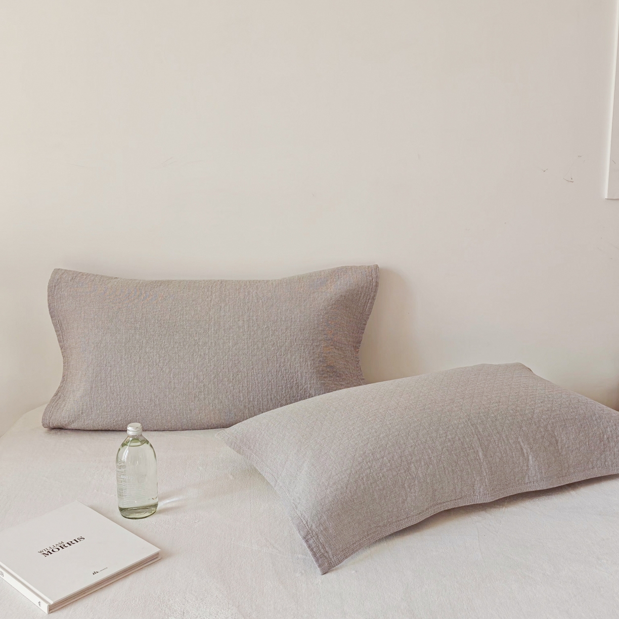 91家纺网 家纺一手货源 找家纺 沐瑟家纺 2026新款无印风格子款枕巾 米格-浅灰