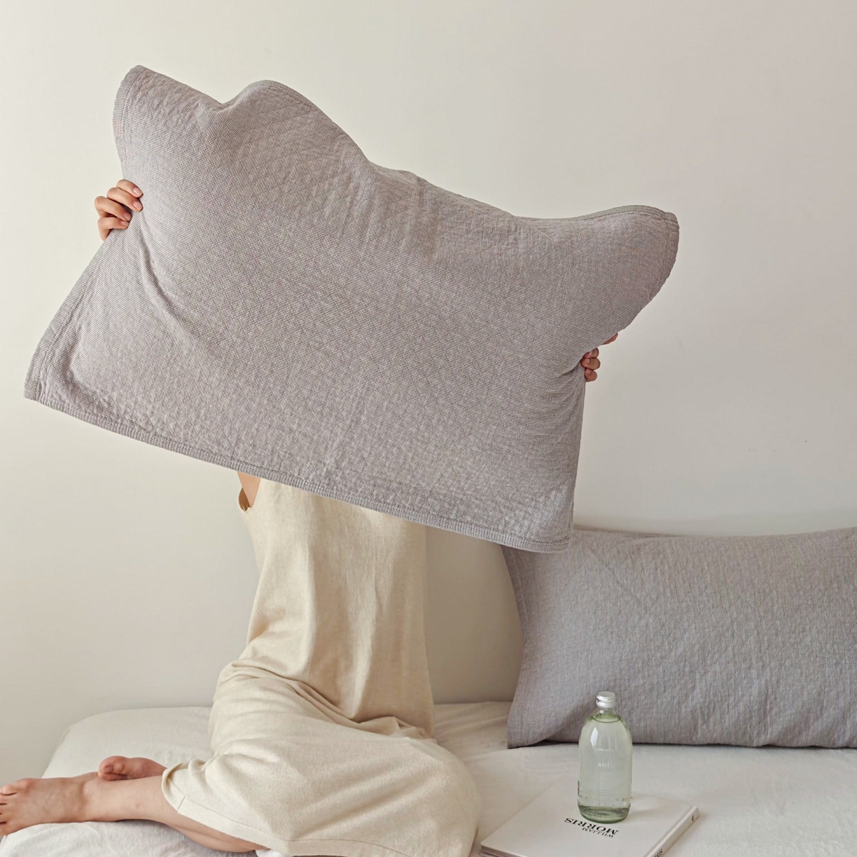 91家纺网 家纺一手货源 找家纺 沐瑟家纺 2026新款无印风格子款枕巾 米格-浅灰