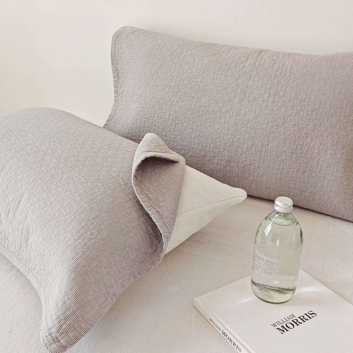 91家纺网 家纺一手货源 找家纺 沐瑟家纺 2026新款无印风格子款枕巾 米格-浅灰