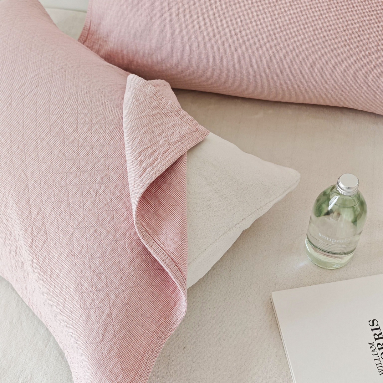 91家纺网 家纺一手货源 找家纺 沐瑟家纺 2026新款无印风格子款枕巾 米格-粉色