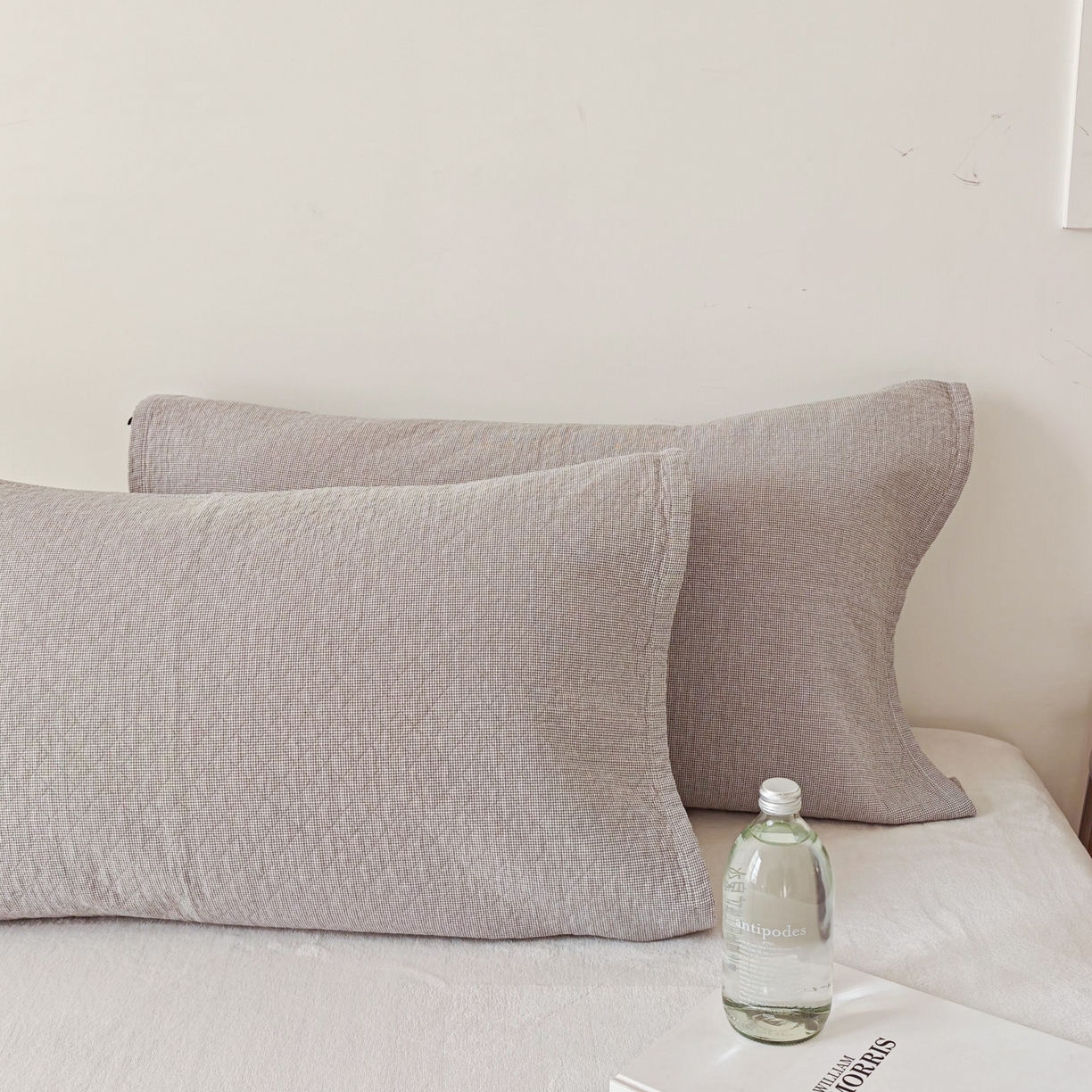 91家纺网 家纺一手货源 找家纺 沐瑟家纺 2026新款无印风格子款枕巾 米格-浅灰