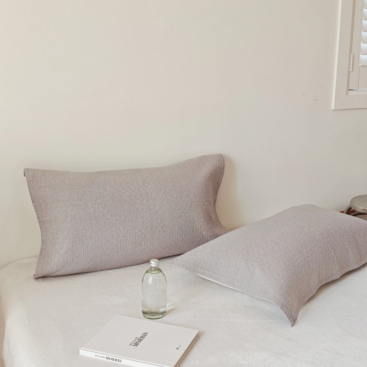 91家纺网 家纺一手货源 找家纺 沐瑟家纺 2026新款无印风格子款枕巾 米格-浅灰