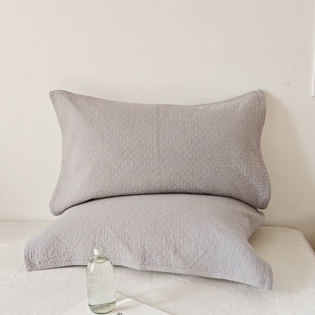 91家纺网 家纺一手货源 找家纺 沐瑟家纺 2026新款无印风格子款枕巾 米格-浅灰