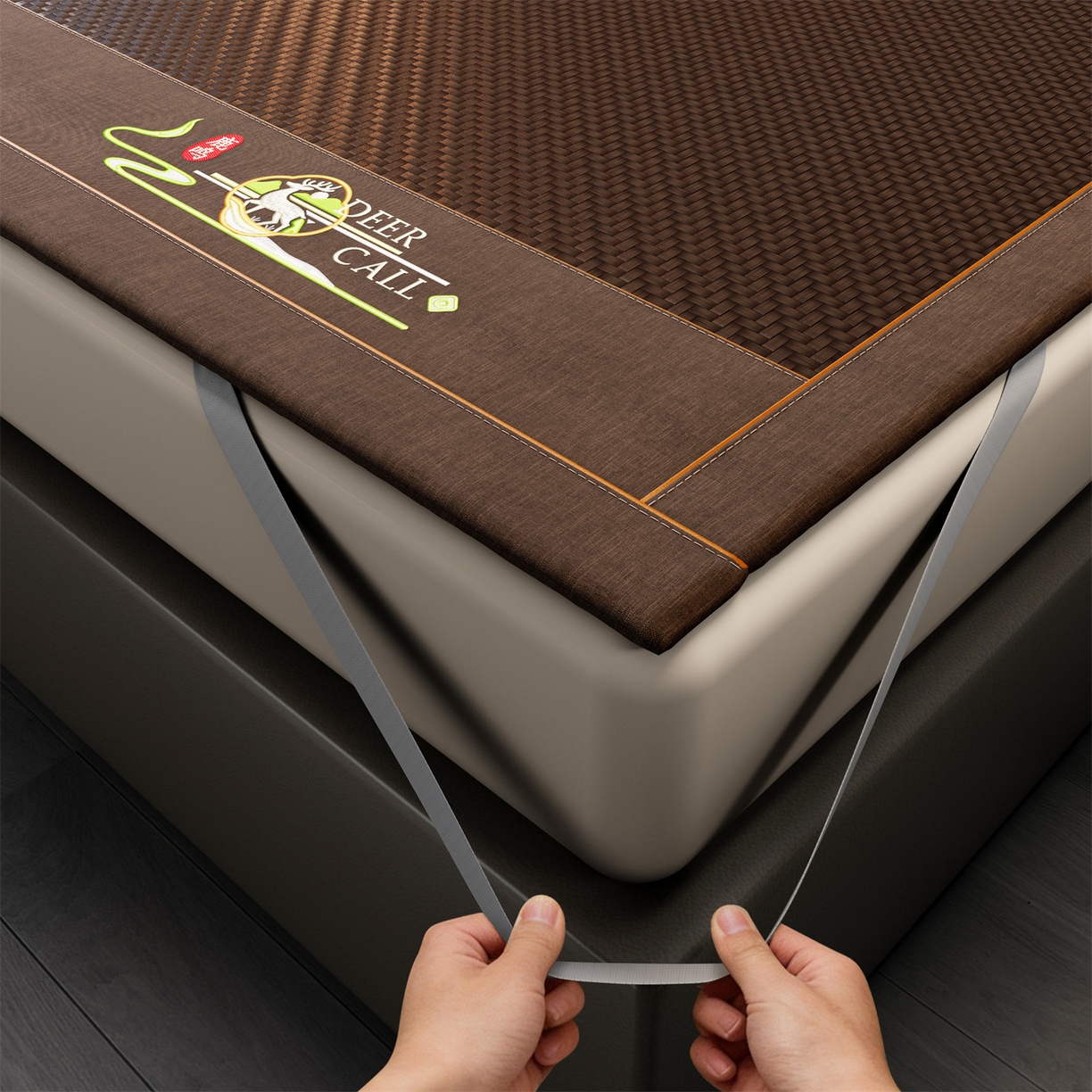 91家纺网 家纺一手货源 找家纺 绒艺席业 2026新款PE藤凉席-绣花款 鹿鸣-深棕