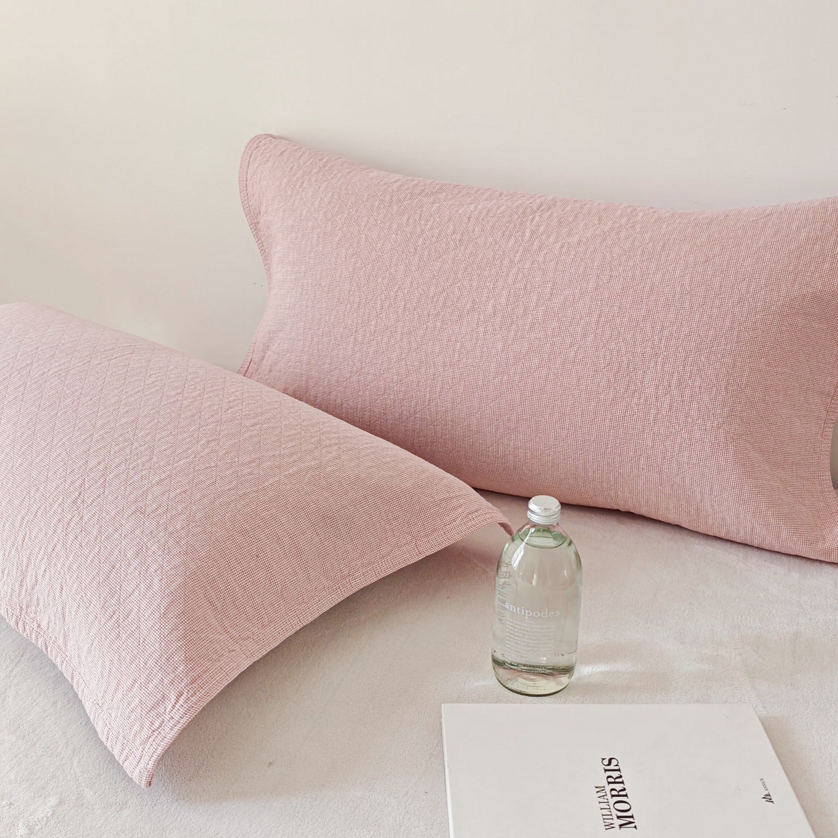 91家纺网 家纺一手货源 找家纺 沐瑟家纺 2026新款无印风格子款枕巾 米格-粉色