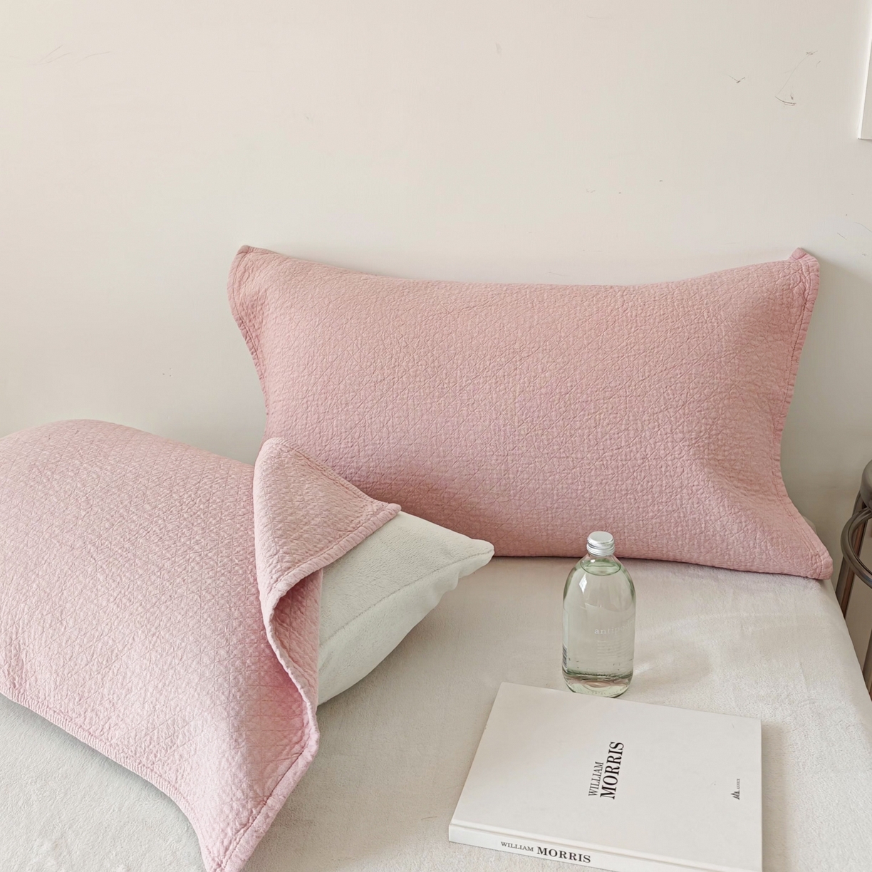 91家纺网 家纺一手货源 找家纺 沐瑟家纺 2026新款无印风格子款枕巾 素格-粉色