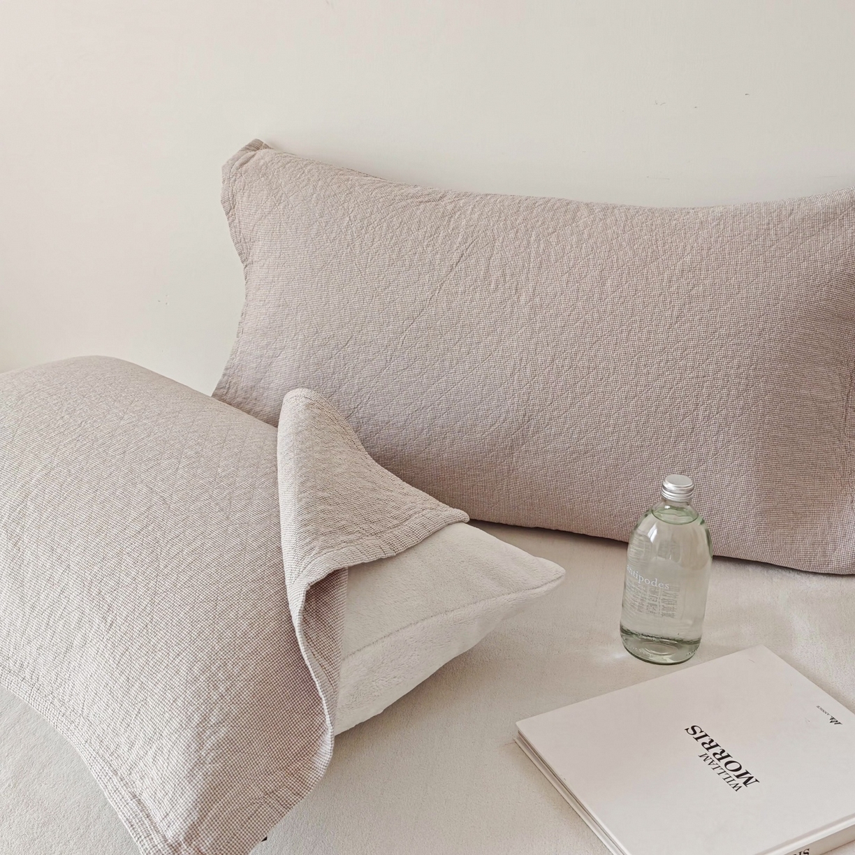 91家纺网 家纺一手货源 找家纺 沐瑟家纺 2026新款无印风格子款枕巾 米格-浅咖